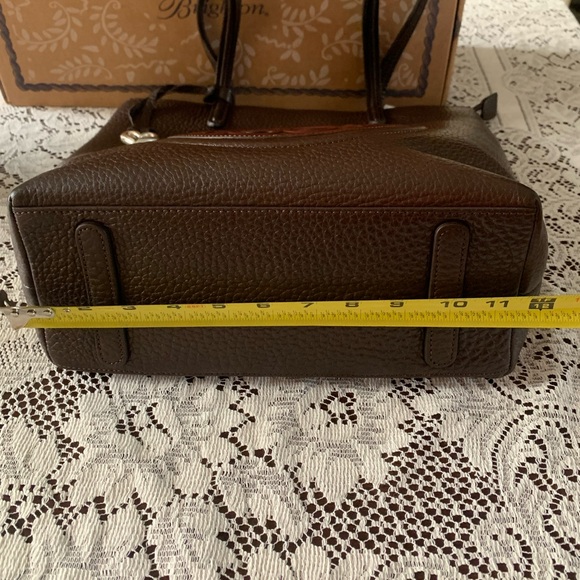 Brighton Ferrara Giorno Tote. Brown. Zipper closure. - Picture 11 of 13